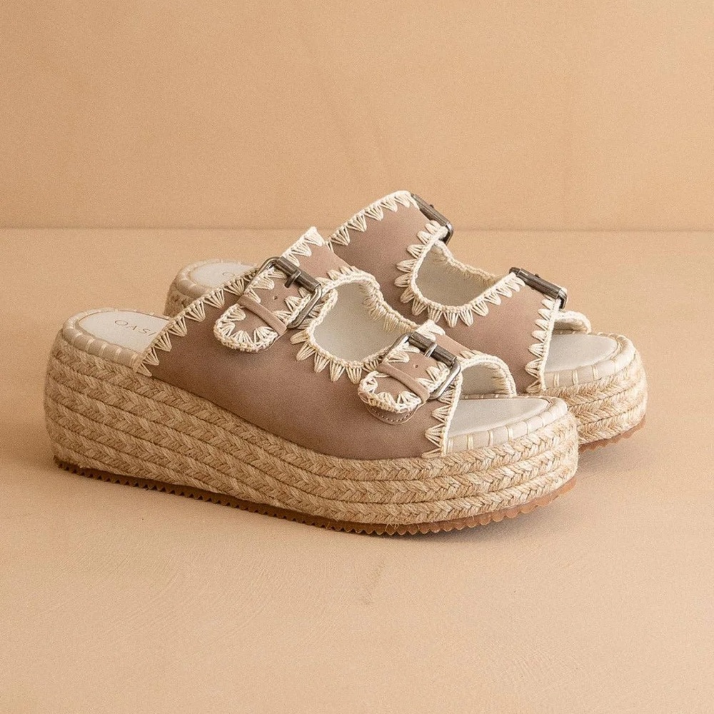 NWOT Oasis Society Platform Sandals